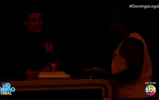 Queda de energia no estúdio do SBT deixa 'Domingo Legal' no escuro