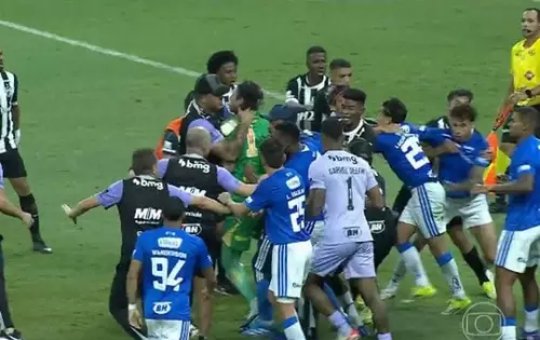 Festival de cartões vermelhos! Confusão entre atletas de Cruzeiro e Atlético bate recorde do futebol brasileiro