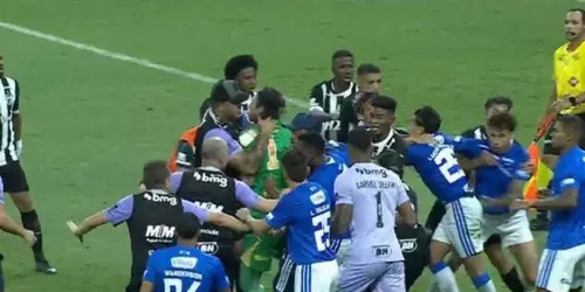 Festival de cartões vermelhos! Confusão entre atletas de Cruzeiro e Atlético bate recorde do futebol brasileiro