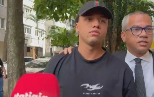 Réu aparece com camisa com frase