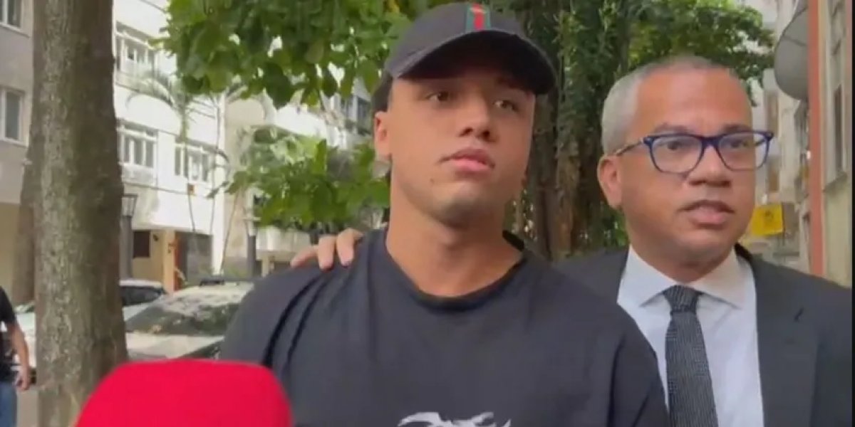 Réu aparece com camisa com frase