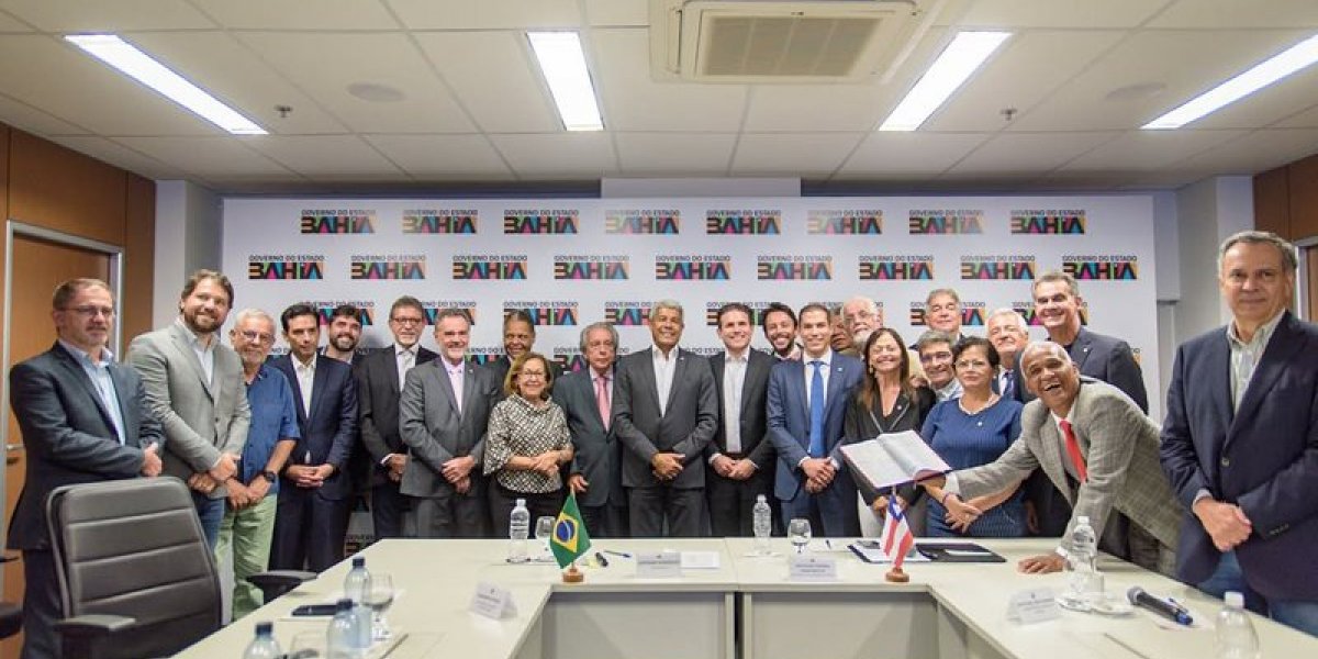 Hugo Motta chega a Salvador e se reúne com Jerônimo Rodrigues