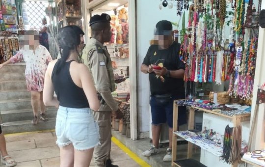 Turistas francesas chamam a polícia após vendedor cobrar R$ 200 por duas garrafas de pimentas no Mercado Modelo