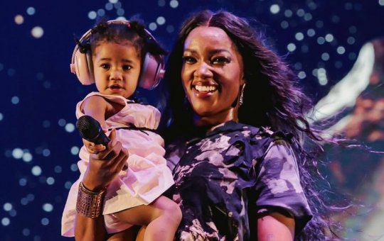 Nala, filha de Iza, encanta público ao surgir no palco em show da mãe