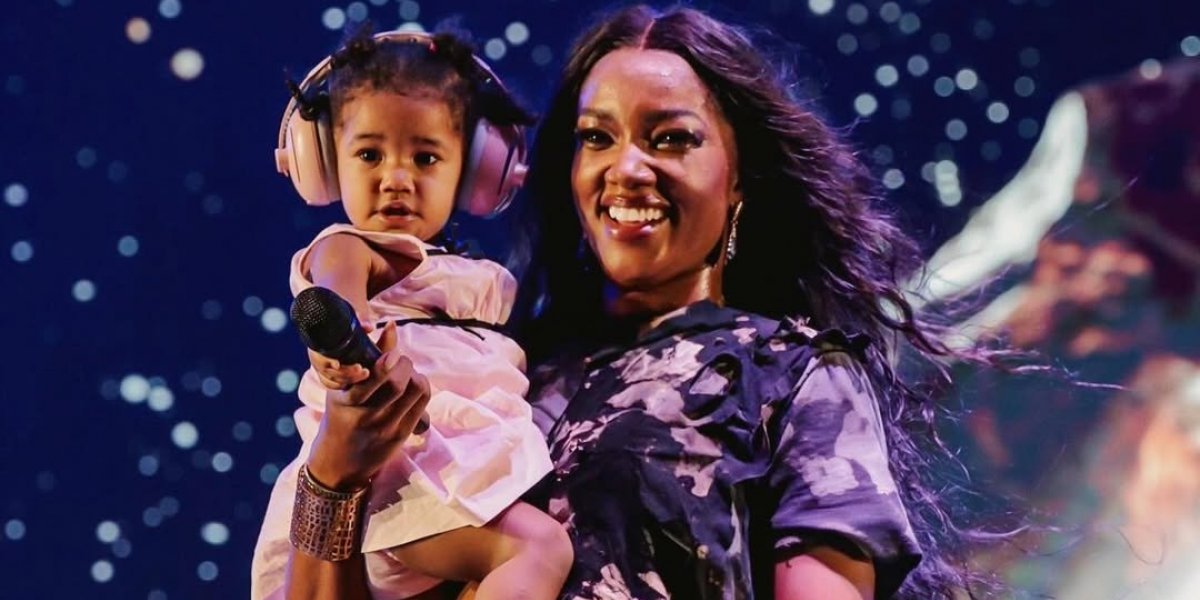 Nala, filha de Iza, encanta público ao surgir no palco em show da mãe