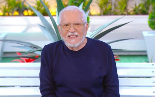 Carlos Alberto de Nóbrega grava vídeo internado em hospital após diagnóstico de pneumonia