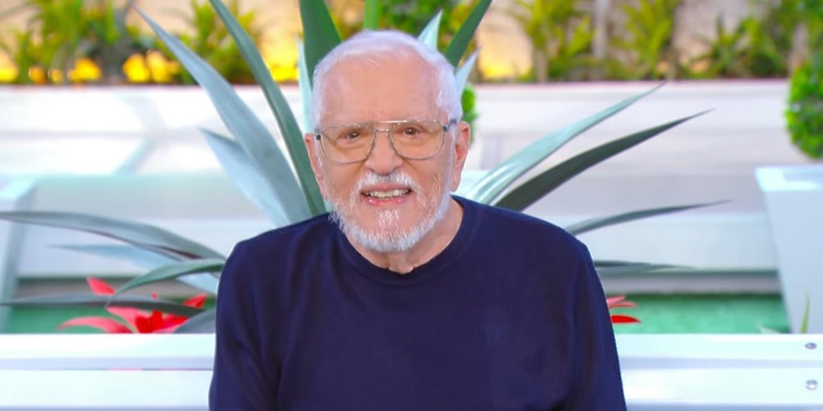 Carlos Alberto de Nóbrega grava vídeo internado em hospital após diagnóstico de pneumonia