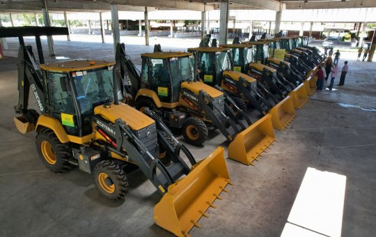 Governador Jerônimo Rodrigues entrega novas retroescavadeiras a nove municípios baianos