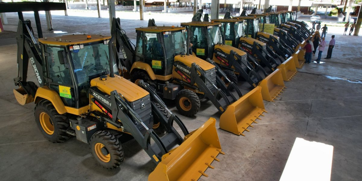 Governador Jerônimo Rodrigues entrega novas retroescavadeiras a nove municípios baianos