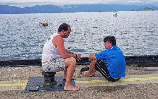 Carlos Bolsonaro visita Jair Bolsonaro na prisão e cita suposta relação de Lula com facções