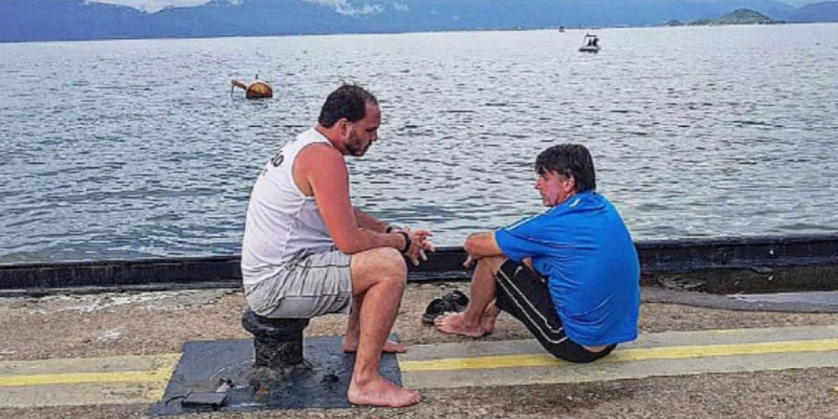 Carlos Bolsonaro visita Jair Bolsonaro na prisão e cita suposta relação de Lula com facções