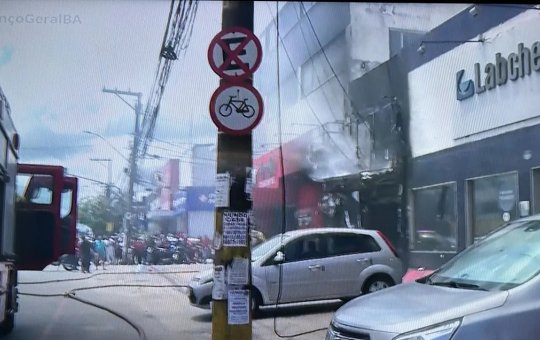 Loja de roupas é destruída após incêndio de grandes proporções na Cidade Baixa, em Salvador
