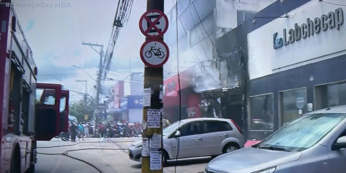 Loja de roupas é destruída após incêndio de grandes proporções na Cidade Baixa, em Salvador