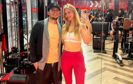 Pai de Melody surpreende ao assumir namoro com influenciadora 20 anos mais nova