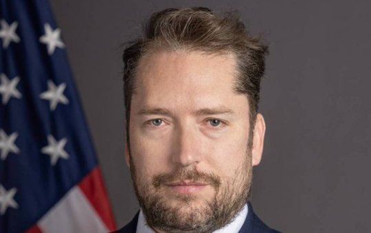 Governo revoga visto de assessor ligado a Trump que pretendia visitar Bolsonaro na prisão