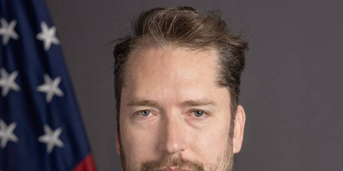 Governo revoga visto de assessor ligado a Trump que pretendia visitar Bolsonaro na prisão