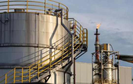 Escalada de tensões no Oriente Médio reacende alerta sobre combustíveis e impacto na economia brasileira