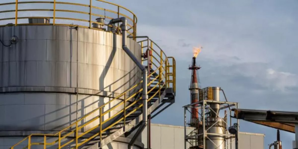 Escalada de tensões no Oriente Médio reacende alerta sobre combustíveis e impacto na economia brasileira