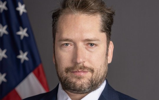 Assessor de Trump usou informações falsas ao solicitar visto para o Brasil, afirma Itamaraty