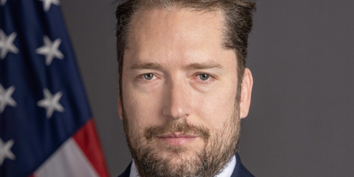 Assessor de Trump usou informações falsas ao solicitar visto para o Brasil, afirma Itamaraty