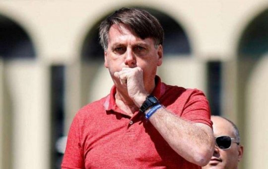 Médicos dizem que não há previsão de alta para Bolsonaro após diagnóstico de pneumonia grave