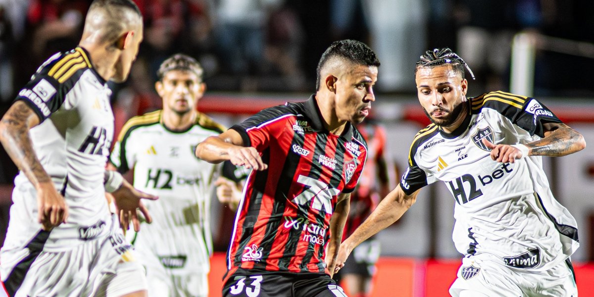 Erick carrega a bola