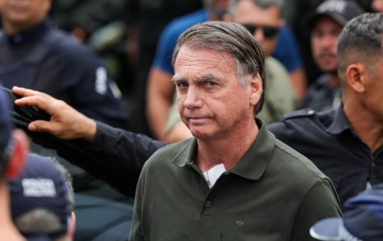 Bolsonaro apresenta piora na função renal e continua internado na UTI, diz boletim