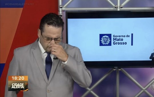 Apresentador passa mal durante programa ao vivo e transmissão é interrompida
