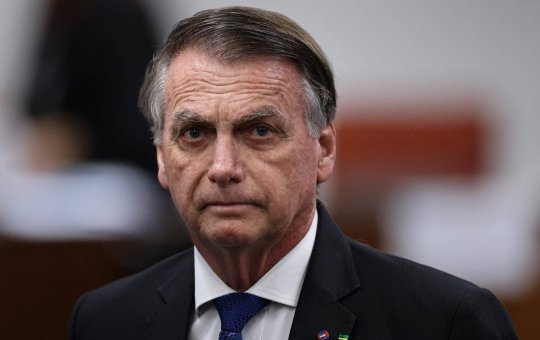 Internado na UTI, Bolsonaro permanece estável e inicia dieta pastosa, diz médico