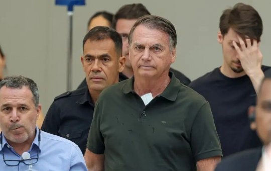 Bolsonaro apresenta melhora na função renal, mas continua na UTI, diz boletim