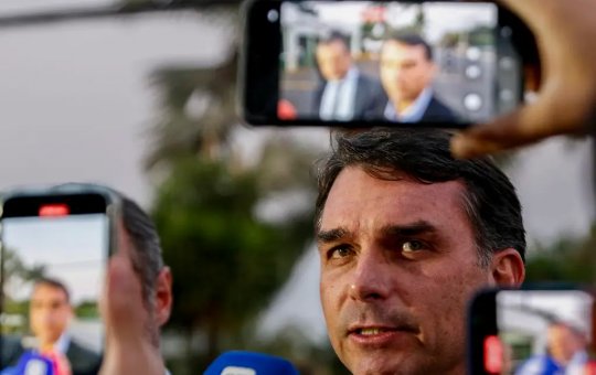 Novo laudo médico pode embasar pedido de prisão domiciliar para Bolsonaro, afirma Flávio