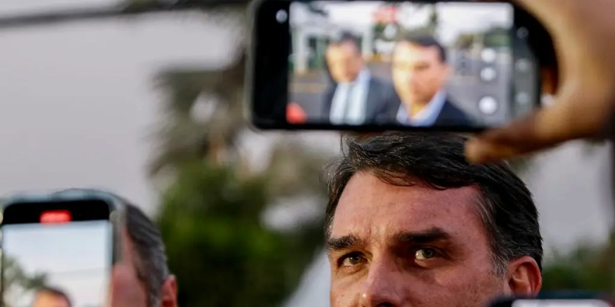 Novo laudo médico pode embasar pedido de prisão domiciliar para Bolsonaro, afirma Flávio