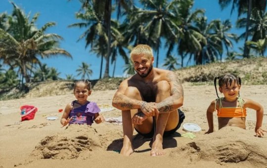 Zé Felipe visita Projeto Tamar com os filhos durante férias em Praia do Forte
