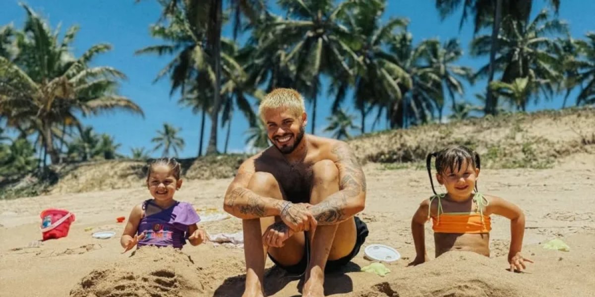 Zé Felipe visita Projeto Tamar com os filhos durante férias em Praia do Forte