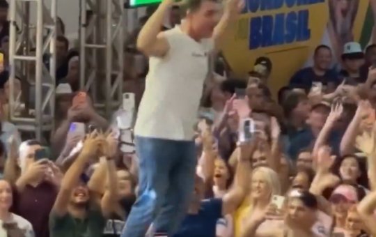 Flávio Bolsonaro aparece dançando em palanque e explica: “Fazendo o que meu pai pediu”