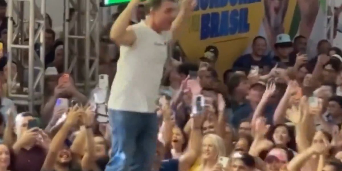 Flávio Bolsonaro aparece dançando em palanque e explica: “Fazendo o que meu pai pediu”