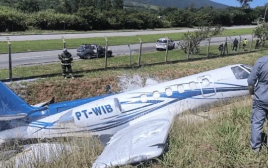 Avião sai da pista e bate em barranco ao pousar em Aeroporto em São Paulo