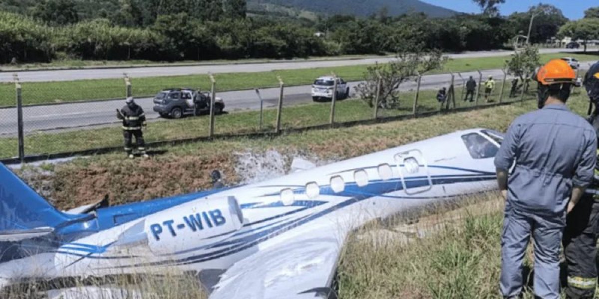 Avião sai da pista e bate em barranco ao pousar em Aeroporto em São Paulo