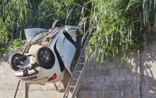 Adolescente fica preso às ferragens após carro em que ele estava cair de 17 metros