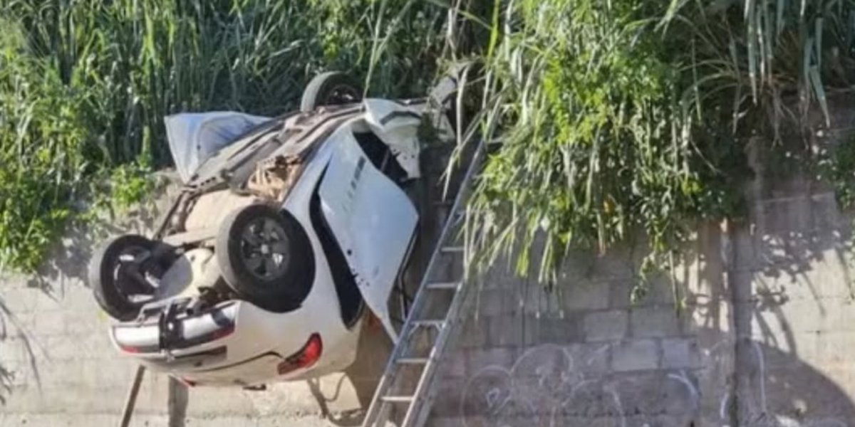 Adolescente fica preso às ferragens após carro em que ele estava cair de 17 metros