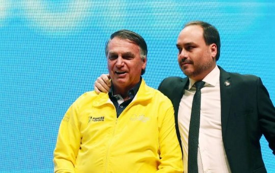 Carlos Bolsonaro diz que pai está “inchado” e “irritado” na UTI