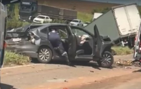 Grave acidente registrado na BR-324 deixa carro destruído e caminhão cai em vala