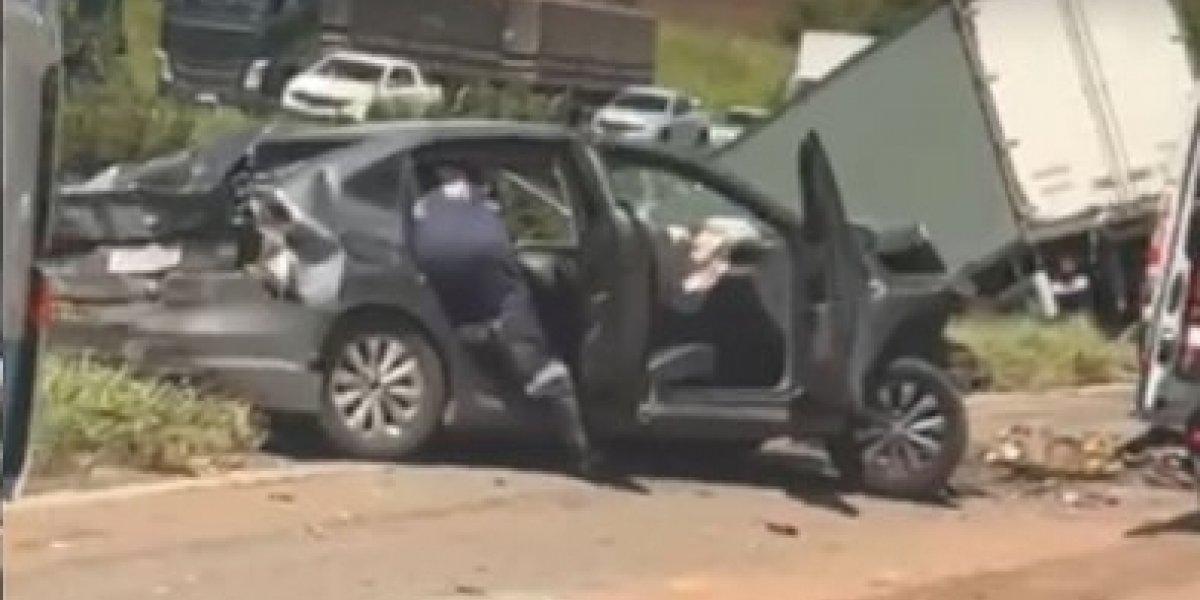 Grave acidente registrado na BR-324 deixa carro destruído e caminhão cai em vala