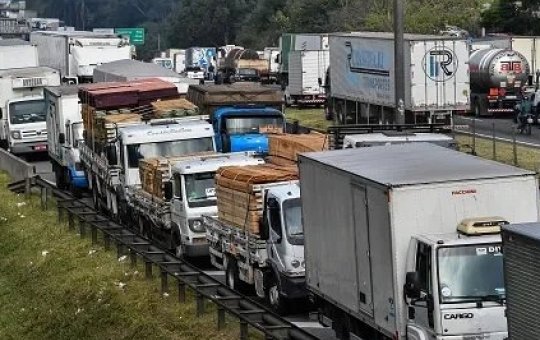Caminhoneiros articulam greve nacional nos próximos dias