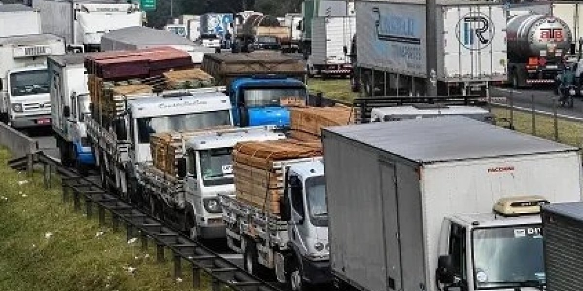 Caminhoneiros articulam greve nacional nos próximos dias