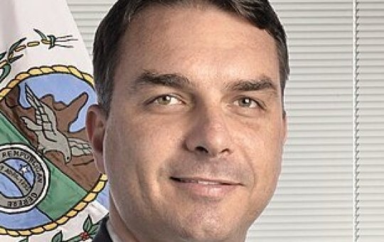 Flávio esteve reunido com Moraes para pedir prisão domiciliar a Bolsonaro 