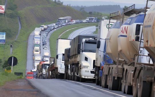 Caminhoneiros sinalizam paralisação e cobram medidas do governo contra aumento do diesel