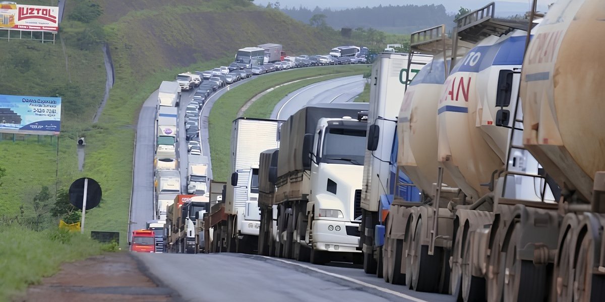 Caminhoneiros sinalizam paralisação e cobram medidas do governo contra aumento do diesel