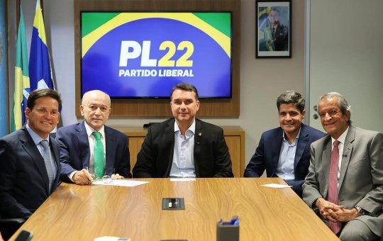 ACM Neto surge com Flávio Bolsonaro em evento do PL e movimenta bastidores políticos