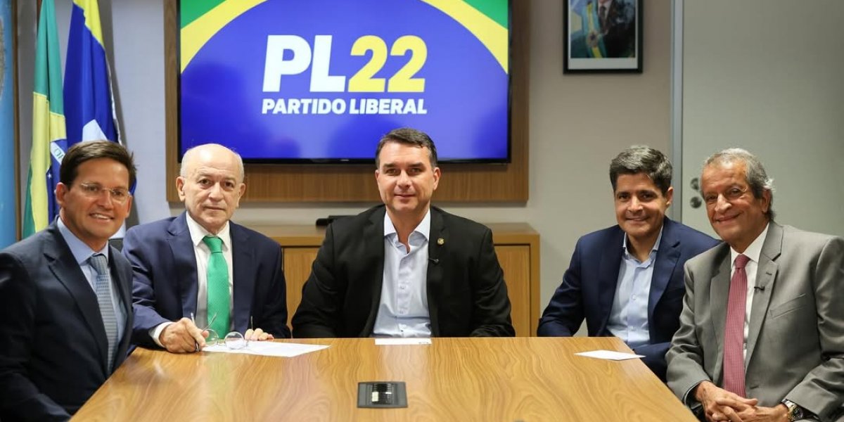 ACM Neto surge com Flávio Bolsonaro em evento do PL e movimenta bastidores políticos